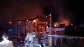 Sebuah Rumah Lansia Di Bukit Abun Terbakar, Kerugian Ditafsir Capai Rp150 Juta (Foto : Zonamu/Harie)