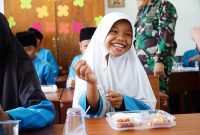 Siswa SD Panggak Darat saat menikmati makan bergizi gratis (Foto : Diskominfo Lingga)