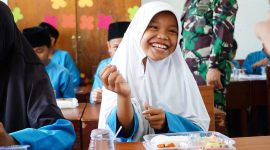 Siswa SD Panggak Darat saat menikmati makan bergizi gratis (Foto : Diskominfo Lingga)