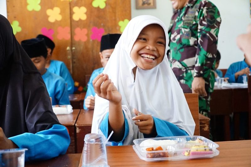 Siswa SD Panggak Darat saat menikmati makan bergizi gratis (Foto : Diskominfo Lingga)