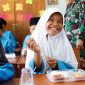 Siswa SD Panggak Darat saat menikmati makan bergizi gratis (Foto : Diskominfo Lingga)