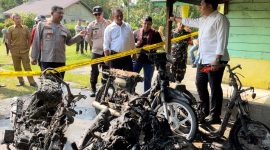 Polisi Lakukan Lidik Terhadap Empat Motor Terbakar di Teras Rumah (Foto : Zonamu/Wandi)