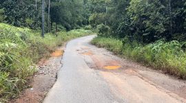 Jalan Rusak di Singkep Barat, Warga Khawatirkan Keselamatan (Foto : Zonamu/Wandi)