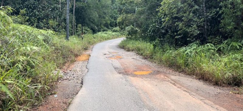 Jalan Rusak di Singkep Barat, Warga Khawatirkan Keselamatan (Foto : Zonamu/Wandi)