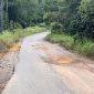 Jalan Rusak di Singkep Barat, Warga Khawatirkan Keselamatan (Foto : Zonamu/Wandi)