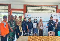 Masyarakat Desa Gemuruh, Kundur Barat antusias melakukan cek kesehatan di Mobil Sehat PT Timah | Foto: Zonamu/Humas PT Timah