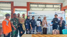 Masyarakat Desa Gemuruh, Kundur Barat antusias melakukan cek kesehatan di Mobil Sehat PT Timah | Foto: Zonamu/Humas PT Timah