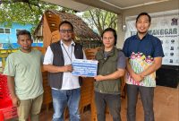 Perwakilan PT Timah menyerahkan bantuan kepada komunitas Teras Manggar Kabupaten Belitung Timur | Foto: Zonamu/Humas PT Timah