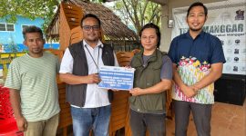 Perwakilan PT Timah menyerahkan bantuan kepada komunitas Teras Manggar Kabupaten Belitung Timur | Foto: Zonamu/Humas PT Timah