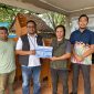 Perwakilan PT Timah menyerahkan bantuan kepada komunitas Teras Manggar Kabupaten Belitung Timur | Foto: Zonamu/Humas PT Timah