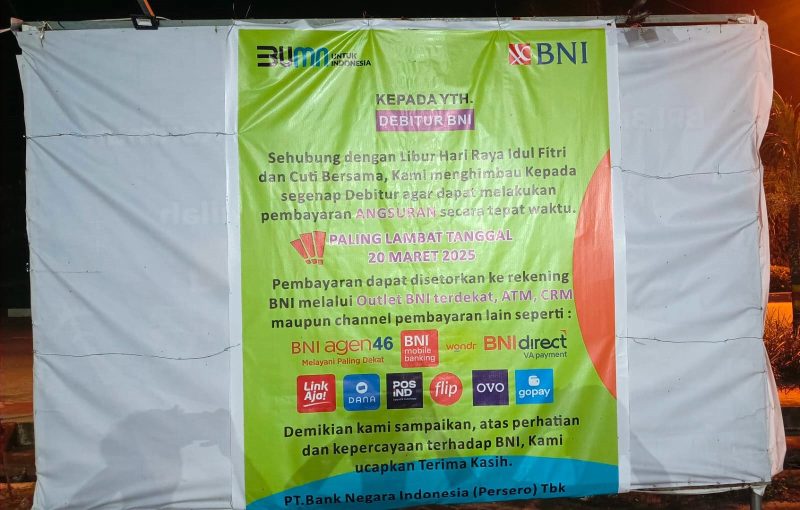 Banner yang dipasang BNI Cabang Tanjungbalai Karimun tanpa izin, di layar infokus milik Kedai Kopi Abu Dafi #11 Perumahan Bella Vista | Foto: MSA