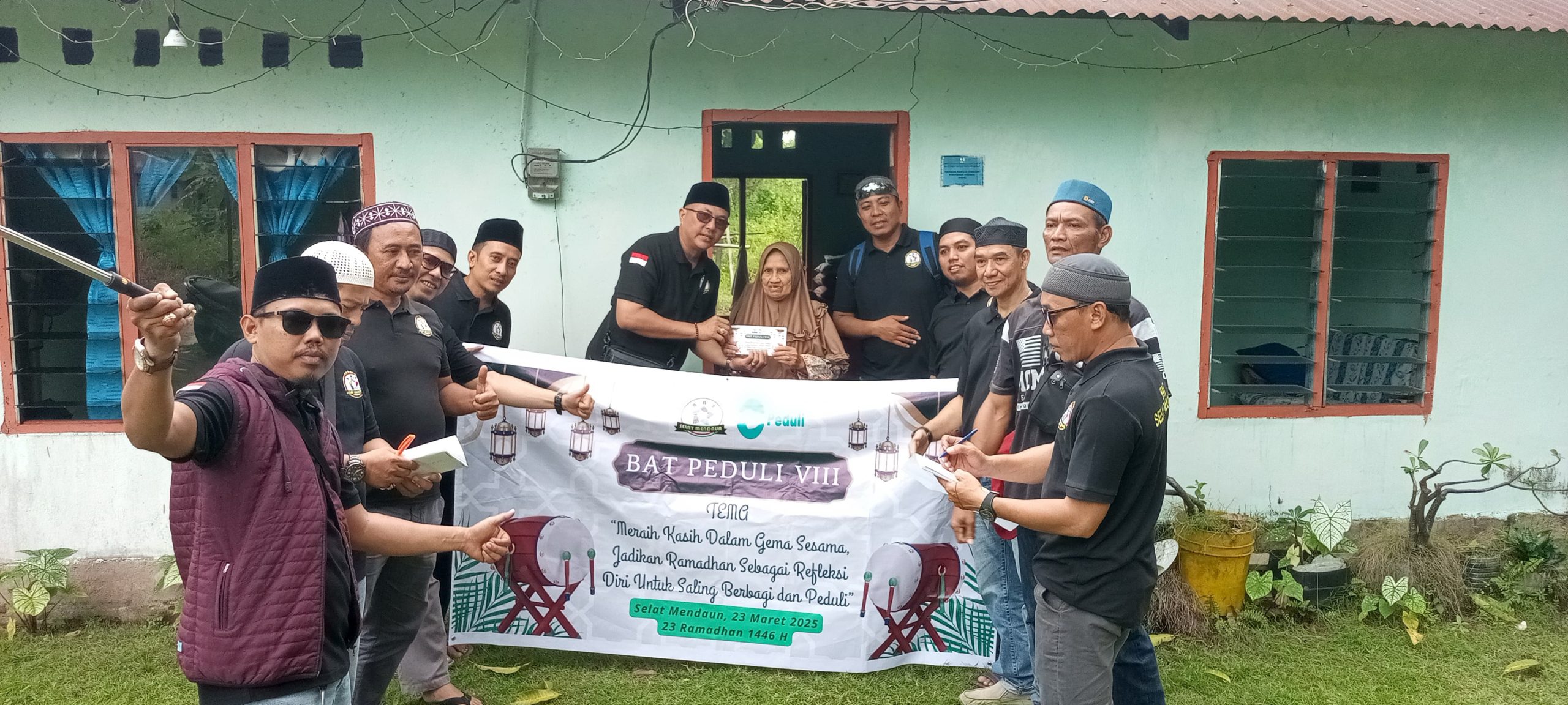BAT Selat Mendaun saat menyalurkan santunan kepada masyarakat yang membutuhkan | Foto: Nichita