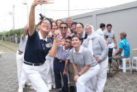 Bupati Karimun, Iskandarsyah foto bersama pengurus Yayasan Buddha Tzu Chi Karimun, usai berbagi sembako lebaran | Foto: Nichita