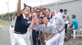 Bupati Karimun, Iskandarsyah foto bersama pengurus Yayasan Buddha Tzu Chi Karimun, usai berbagi sembako lebaran | Foto: Nichita