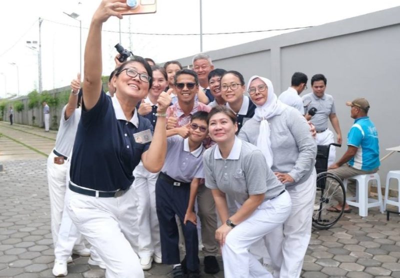 Bupati Karimun, Iskandarsyah foto bersama pengurus Yayasan Buddha Tzu Chi Karimun, usai berbagi sembako lebaran | Foto: Nichita