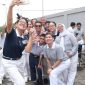 Bupati Karimun, Iskandarsyah foto bersama pengurus Yayasan Buddha Tzu Chi Karimun, usai berbagi sembako lebaran | Foto: Nichita