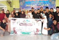 BAT Selat Mendaun foto bersama, usai menyalurkan santunan kepada kaum dhuafa dan anak yatim piatu | Foto: Nichita