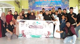 BAT Selat Mendaun foto bersama, usai menyalurkan santunan kepada kaum dhuafa dan anak yatim piatu | Foto: Nichita