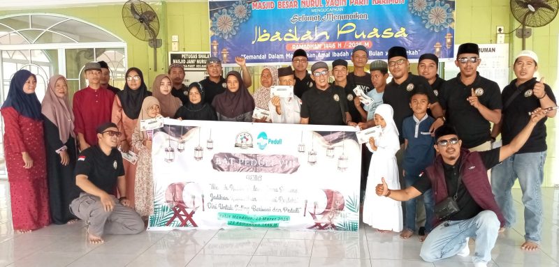 BAT Selat Mendaun foto bersama, usai menyalurkan santunan kepada kaum dhuafa dan anak yatim piatu | Foto: Nichita