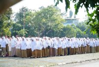 Honorer Pemkab Lingga saat mengikuti upacara di Daik Lingga | Foto : Zonamu/Diskominfo Lingga