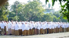 Honorer Pemkab Lingga saat mengikuti upacara di Daik Lingga | Foto : Zonamu/Diskominfo Lingga