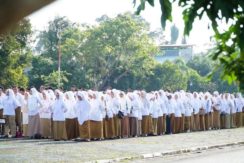 Honorer Pemkab Lingga saat mengikuti upacara di Daik Lingga | Foto : Zonamu/Diskominfo Lingga