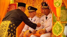 Prosesi penyambutan Bupati dan Wabup Lingga dengan adat tepuk tepung tawar | foto : Zonamu/Indra
