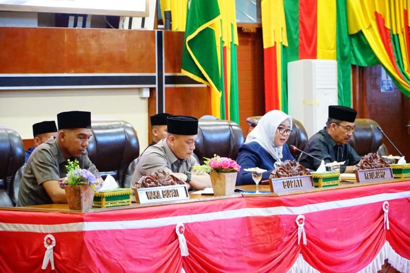 Bupati Lingga Rapat Paripurna DPRD, Bahas Ranperda dan Efisiensi Anggaran | foto : zonamu/Indra Diskominfo