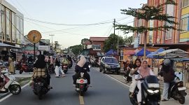Potrer warga dabo singkep ramai berburu takjil | Foto : Zonamu/Wandi
