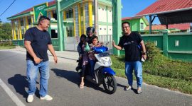 Komunitas Lingga Media Grup Bagikan Takjil di Hari Kedua Ramadan | foto : Zonamu/Imam