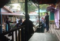 Potrer Kondisi parkiran di pelabuhan jagoh yang sulit di akses ambulans | foto : Zonamu/Imam
