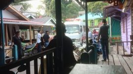 Potrer Kondisi parkiran di pelabuhan jagoh yang sulit di akses ambulans | foto : Zonamu/Imam