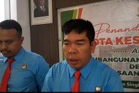 Kajari Lingga Amriyata saat diwawancarai | foto : zonamu/Toni