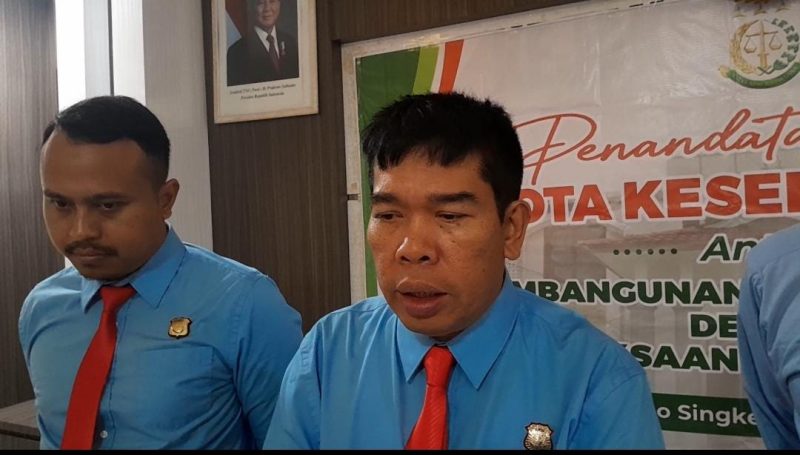 Kajari Lingga Amriyata saat diwawancarai | foto : zonamu/Toni