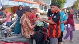 PAC Pemuda Pancasila Kecamatan Selayar Bagikan 300 Paket Takjil untuk Masyarakat | foto : zonamu/Arman