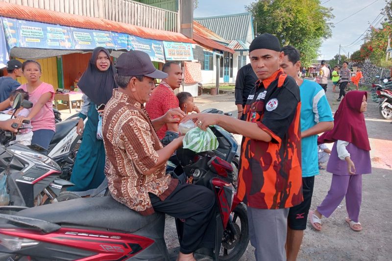 PAC Pemuda Pancasila Kecamatan Selayar Bagikan 300 Paket Takjil untuk Masyarakat | foto : zonamu/Arman