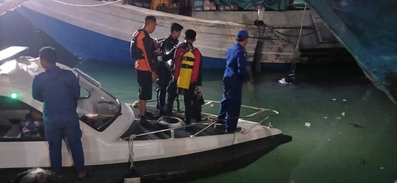 Mobil Terjun ke Laut di Pelantar II Tanjungpinang, Satu Orang Meninggal Dunia | foto : zonamu/Aji