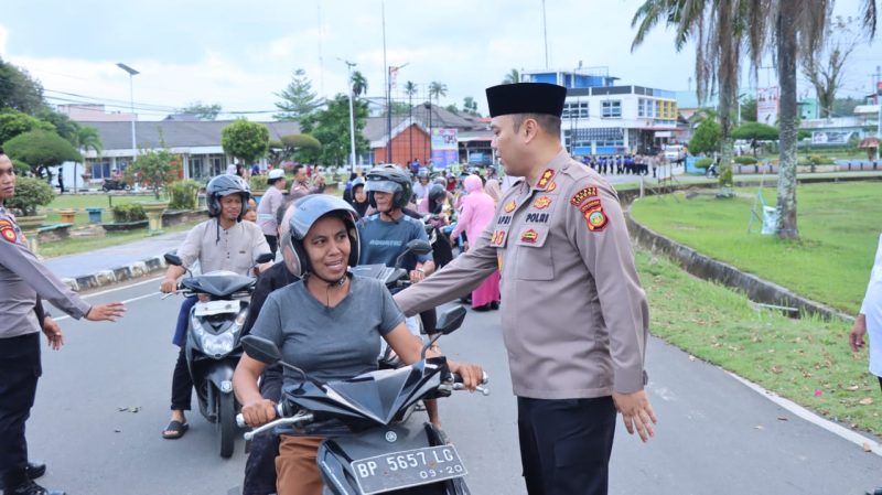 Kapolres Lingga saat membagikan takjil kepada para pengendara | foto : zonamu/humas polres lingga