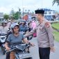Kapolres Lingga saat membagikan takjil kepada para pengendara | foto : zonamu/humas polres lingga
