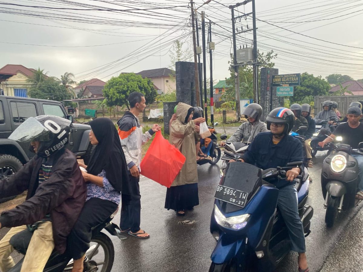 Jurnalis Sport Tanjungpinang Bagikan Paket Takjil Gratis | foto : zonamu/Aji