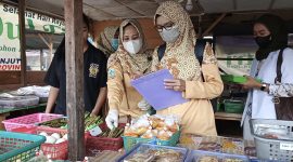 Tim Puskesmas Dabo Lama saat melakukan pengambilan sampel takjil untuk cek | foto : Zonamu/Wandi