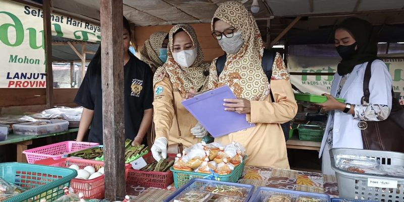 Tim Puskesmas Dabo Lama saat melakukan pengambilan sampel takjil untuk cek | foto : Zonamu/Wandi