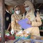 Tim Puskesmas Dabo Lama saat melakukan pengambilan sampel takjil untuk cek | foto : Zonamu/Wandi