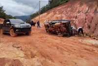 Kondisi mobil pickup terbalik di jalan pelabuhan roro penarik daik Lingga | foto : Zonamu/Yuda