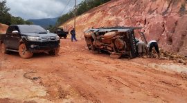 Kondisi mobil pickup terbalik di jalan pelabuhan roro penarik daik Lingga | foto : Zonamu/Yuda