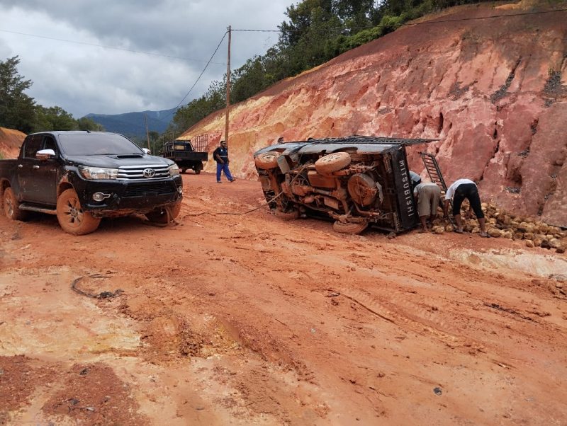 Kondisi mobil pickup terbalik di jalan pelabuhan roro penarik daik Lingga | foto : Zonamu/Yuda