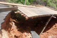 Kondisi jalan menuju Desa Kelumu Putus Total | Foto : Zonamu/Ismet
