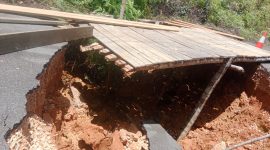 Kondisi jalan menuju Desa Kelumu Putus Total | Foto : Zonamu/Ismet