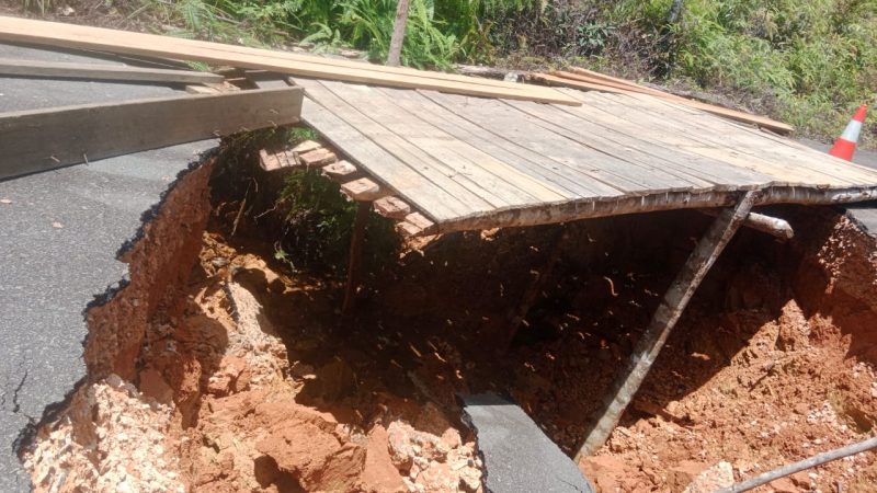 Kondisi jalan menuju Desa Kelumu Putus Total | Foto : Zonamu/Ismet