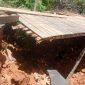 Kondisi jalan menuju Desa Kelumu Putus Total | Foto : Zonamu/Ismet